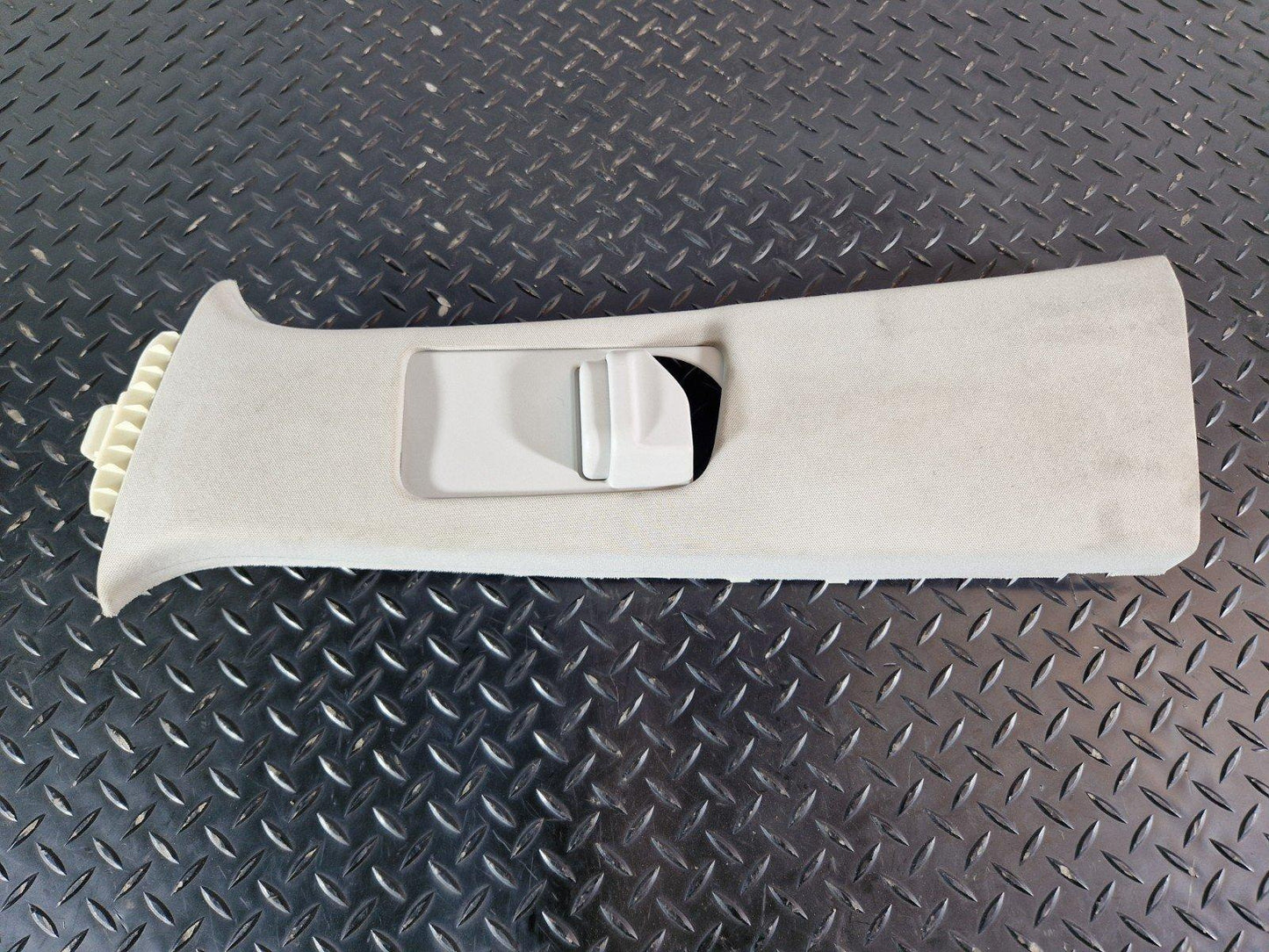 11-19 MERCEDES BENZ GLE ML W166  LEFT SIDE B-PILLAR TRIM COVER A1668680100