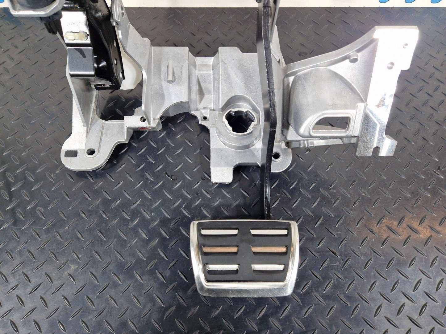 12-18 AUDI A6 C7 GENUINE BRAKE PEDAL BOX 8K2723140D