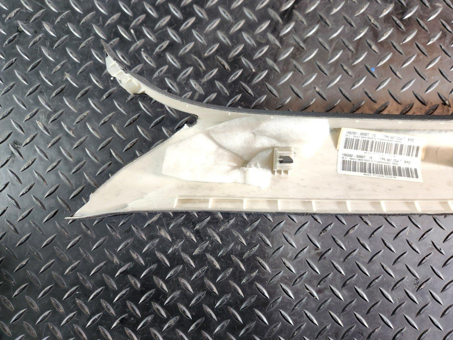10-18 VW TOUAREG 7P GENUINE RIGHT O/S BLACK A PILLAR TRIM 7P6867234T