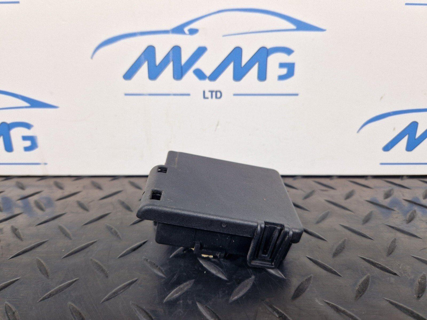 16-19 AUDI A4 B9 GENUINE FUSE BOX POWER DISTRIBUTION CONTROL MODULE 8W0941824AN