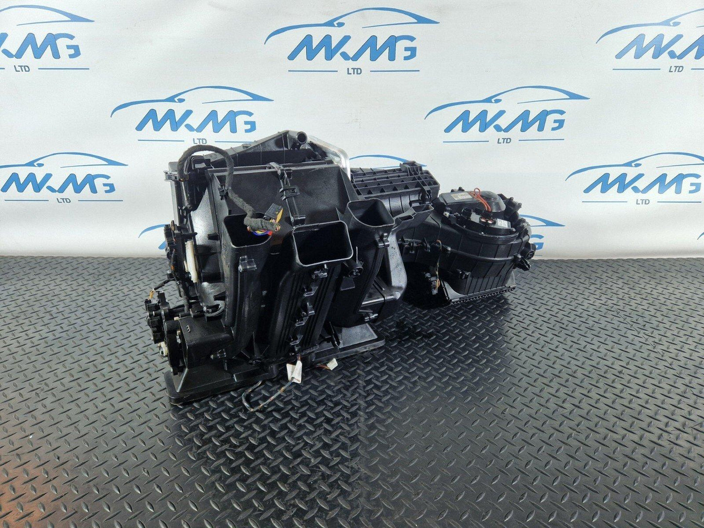 13-19 MERCEDES CLA C117 AIR CONDITIONING HEATER MATRIX HOUSING BOX A2468305601