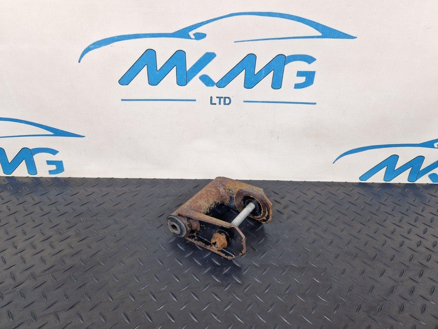 18-ON MERCEDES SPRINTER W907 W910 GENUINE REAR SPRING MOUNT A9063200063