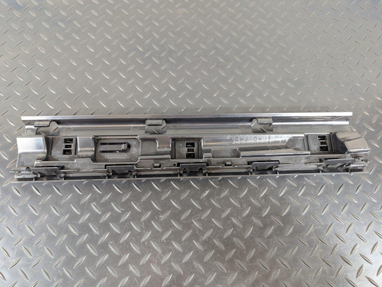 16-22 BMW X1 F48 SIDE SKIRT MOUNTING BRACKET CENTRE MIDDLE RIGHT SIDE 7332329