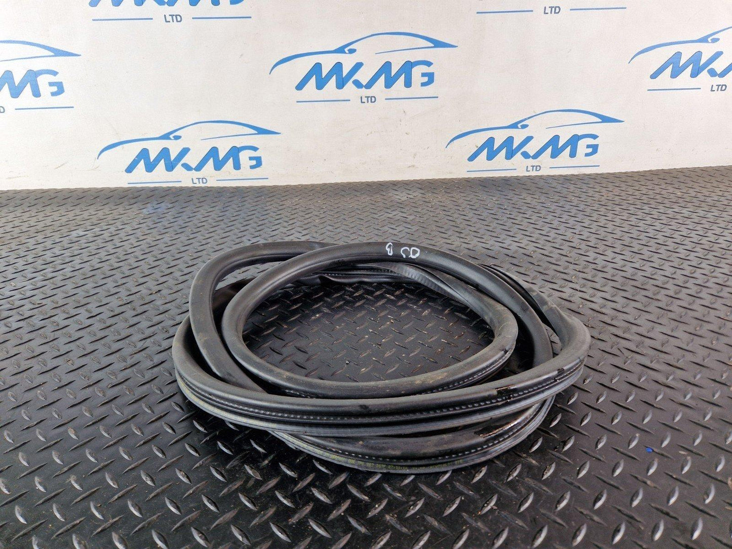 10-18 VW TOUAREG 7P GENUINE REAR RIGHT DOOR GASKET RUBBER SEAL 7P0867367F