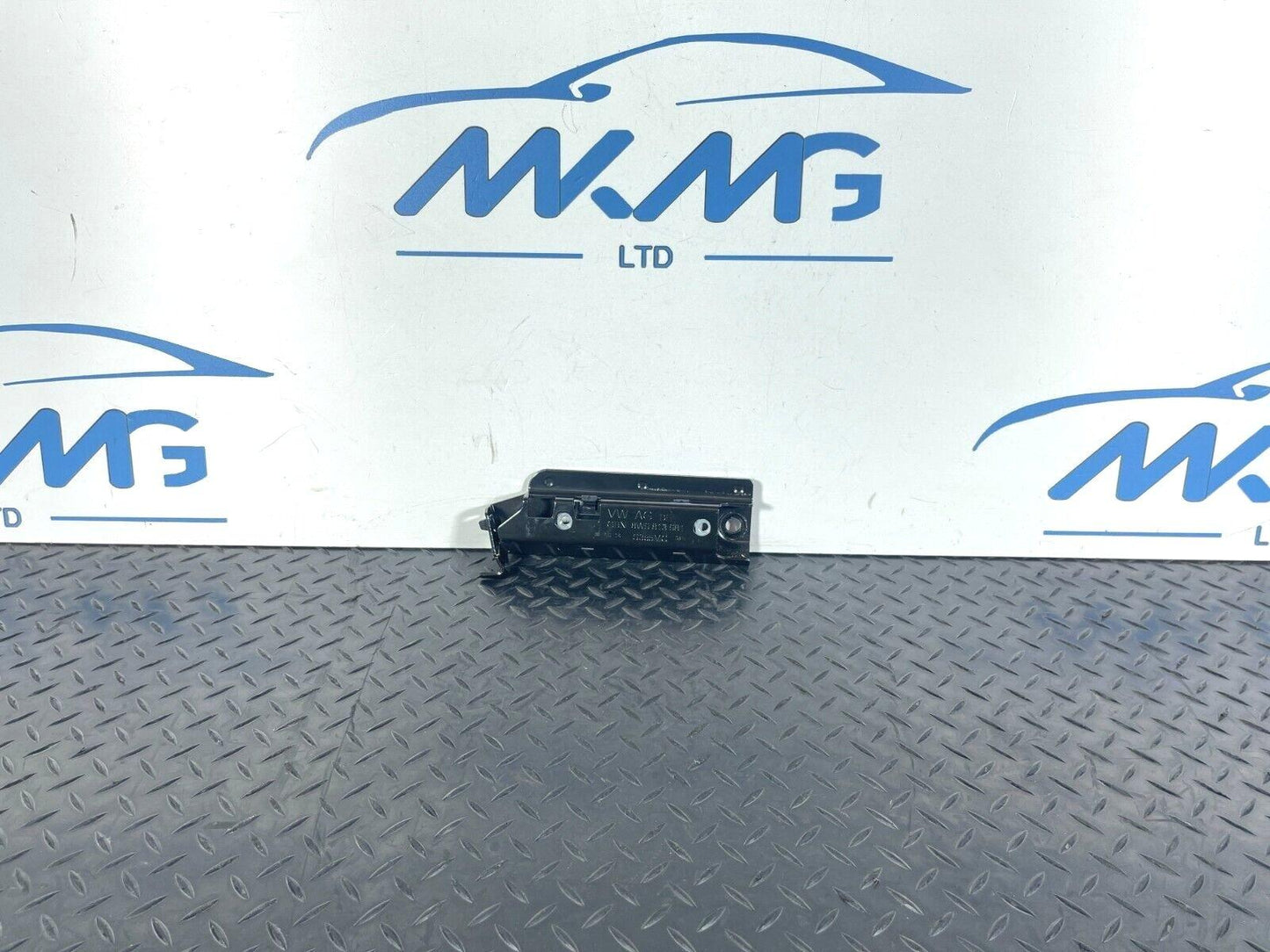 16-19 AUDI A4 B9 GENUINE GENUINE MOUNTING FOR TIE-DOWN EYE 8W9813981