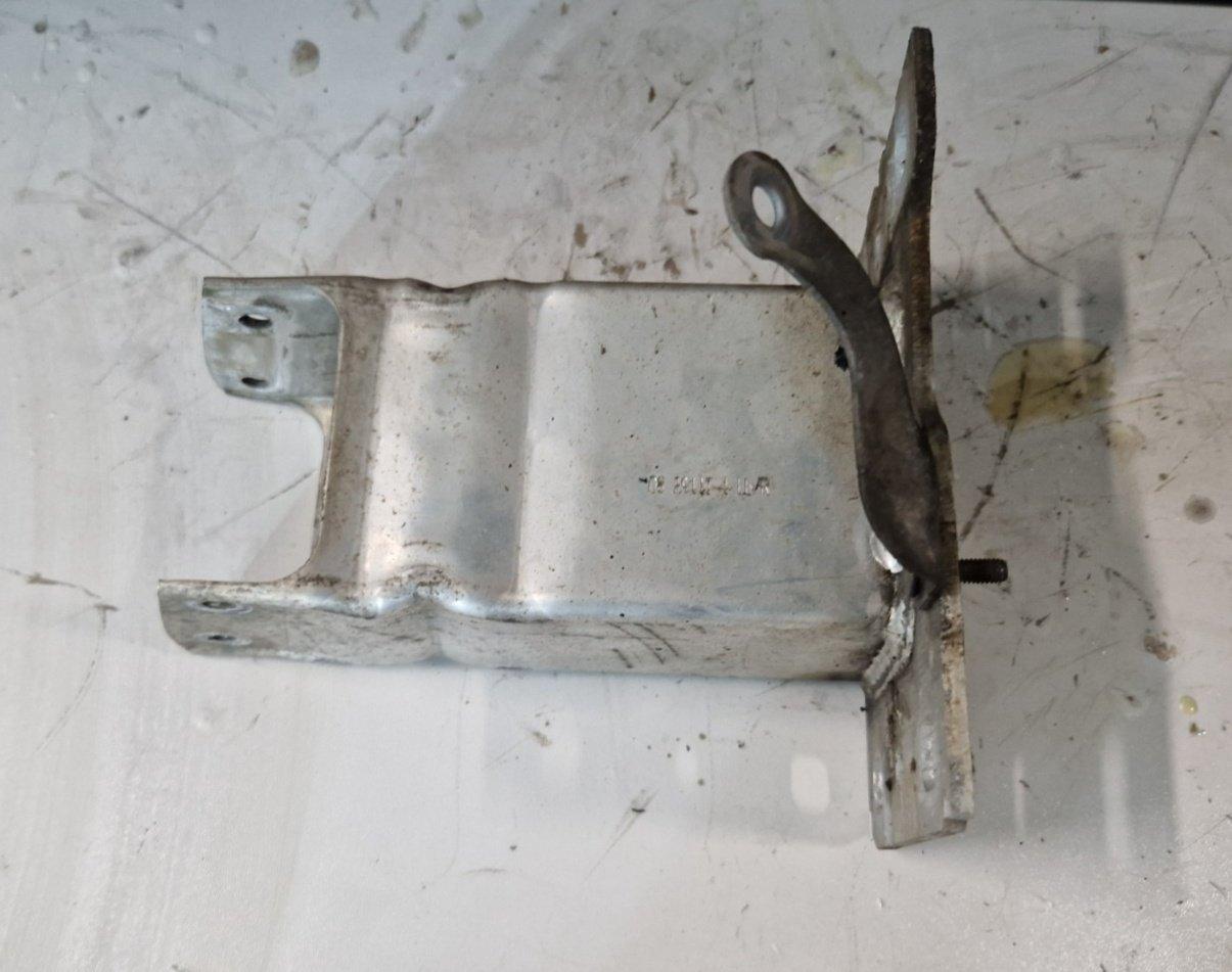16-19 AUDI A4 B9 QUATTRO 2.0TDI OEM FRONT RIGHT REINFORCEMENT BRACKET 8W0807134