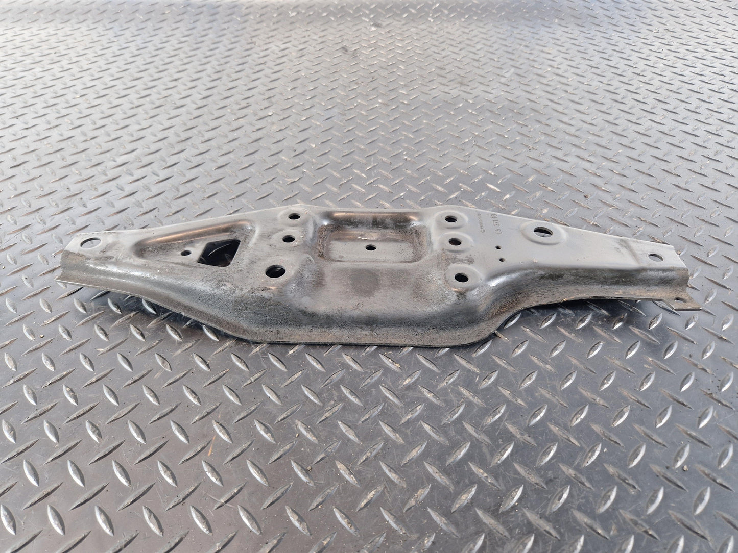 18-ON MERCEDES BENZ SPRINTER W907 FRONT BRACKET LEFT LOWER MOUNT A9076220700