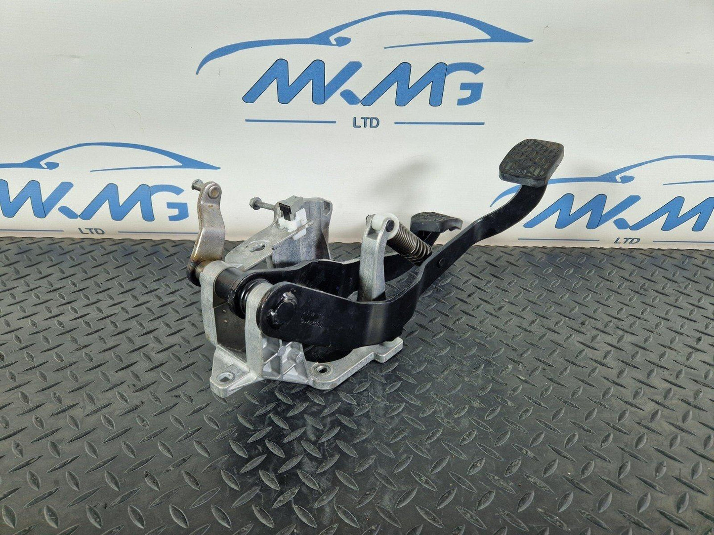 14-21 MERCEDES BENZ C200 W205 OEM MANUAL CLUTCH BRAKE PEDAL A2052910101