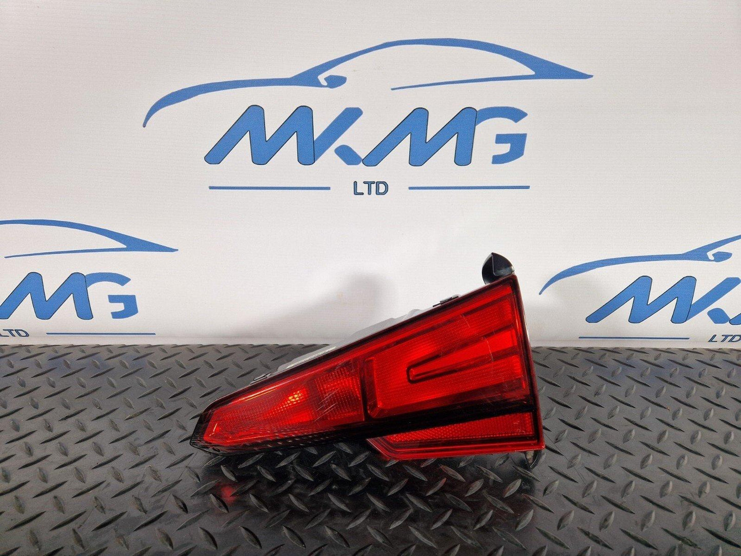 16-19 AUDI A4 B9 SALOON REAR RIGHT O/S/R INNER TAILGATE LIGHT 8W5945076A