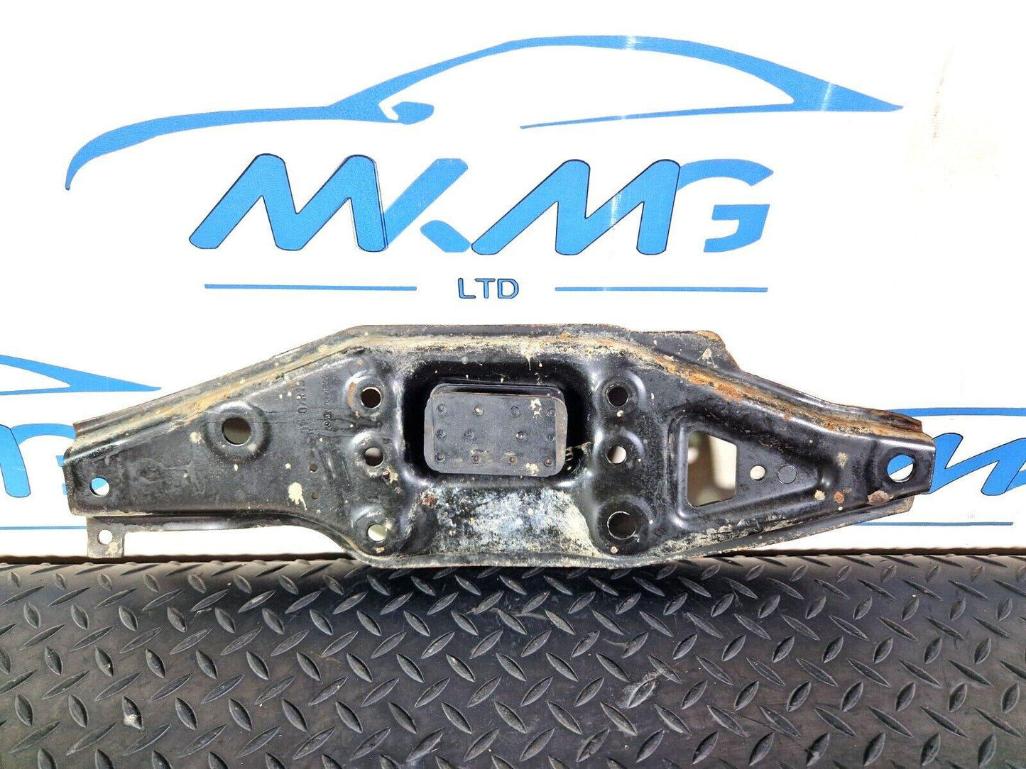 18-ON MERCEDES SPRINTER W907 FRONT BRACKET RIGHT LOWER MOUNT PLATE A9076220800
