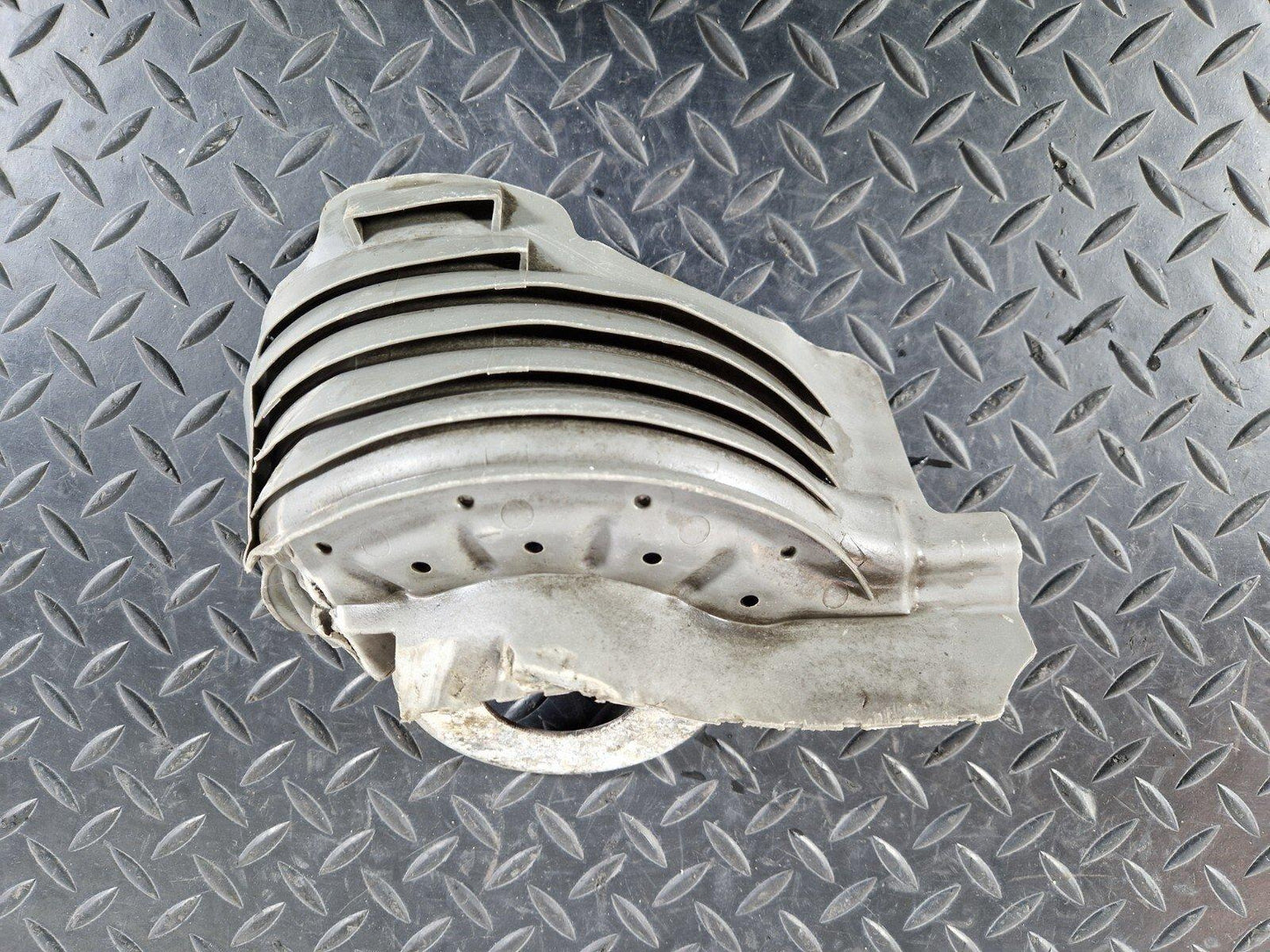 15-18 AUDI A7 4G REAR LEFT SPRING RUBBER COVER GUARD 8R0511539C