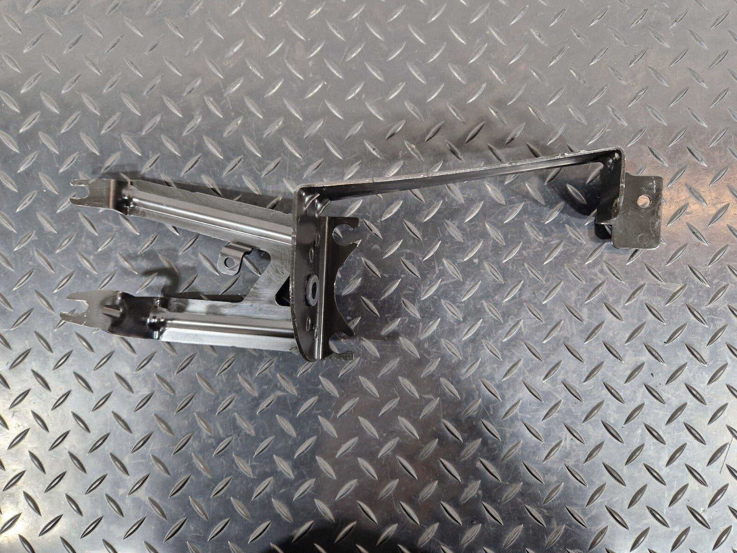 19-ON MERCEDES BENZ B CLASS W247 ABS PUMP MOUNT BRACKET SUPPORT A1774303400