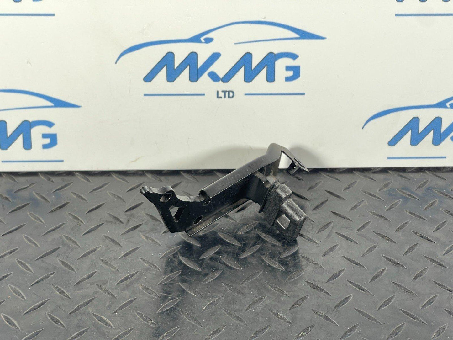 16-19 AUDI A4 B9 AVANT REAR RIGHT DRIVER O/S BOOT PANEL BRACKET 8W9863584