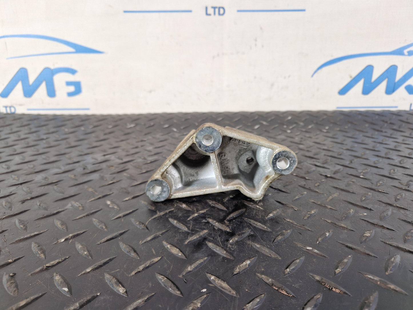 Range Rover Evoque L551 2.0 Petrol Exhaust Pipe Mounting Bracket K8D2-5K291-AB