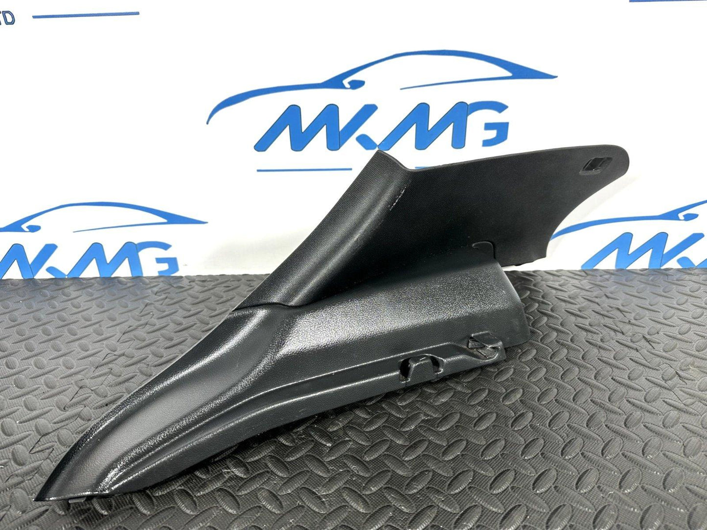 12-18 MERCEDES A-CLASS W176 GENUINE REAR LEFT PARCEL SHELF BRACKET A1766900425