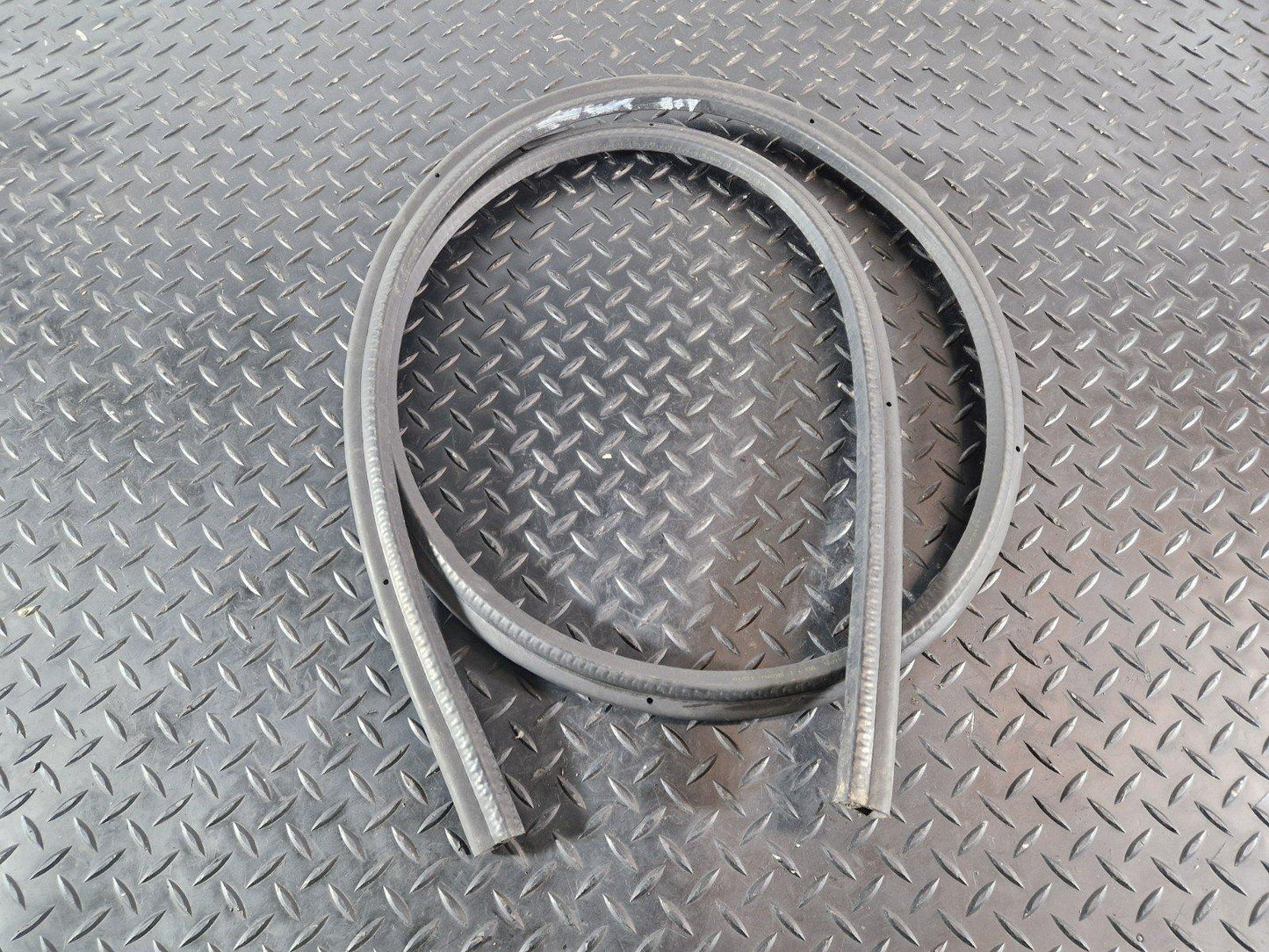10-15 AUDI Q7 4L GENUINE OEM ENGINE HOOD BONNET RUBBER SEAL 4L0823731