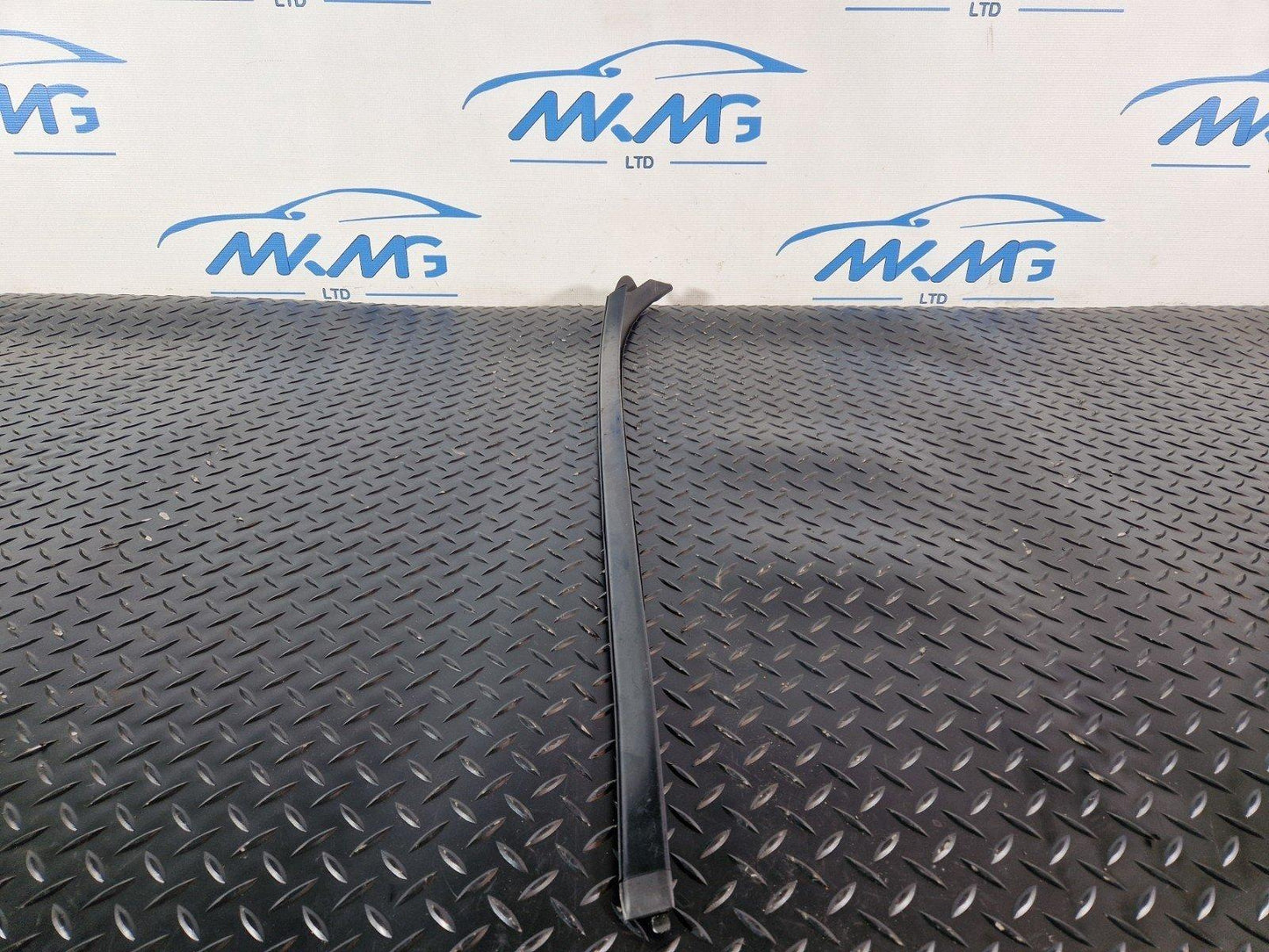 11-19 MERCEDES BENZ ML W166 FRONT LEFT WINDSCREEN WATER DEFLECTOR A1666901180