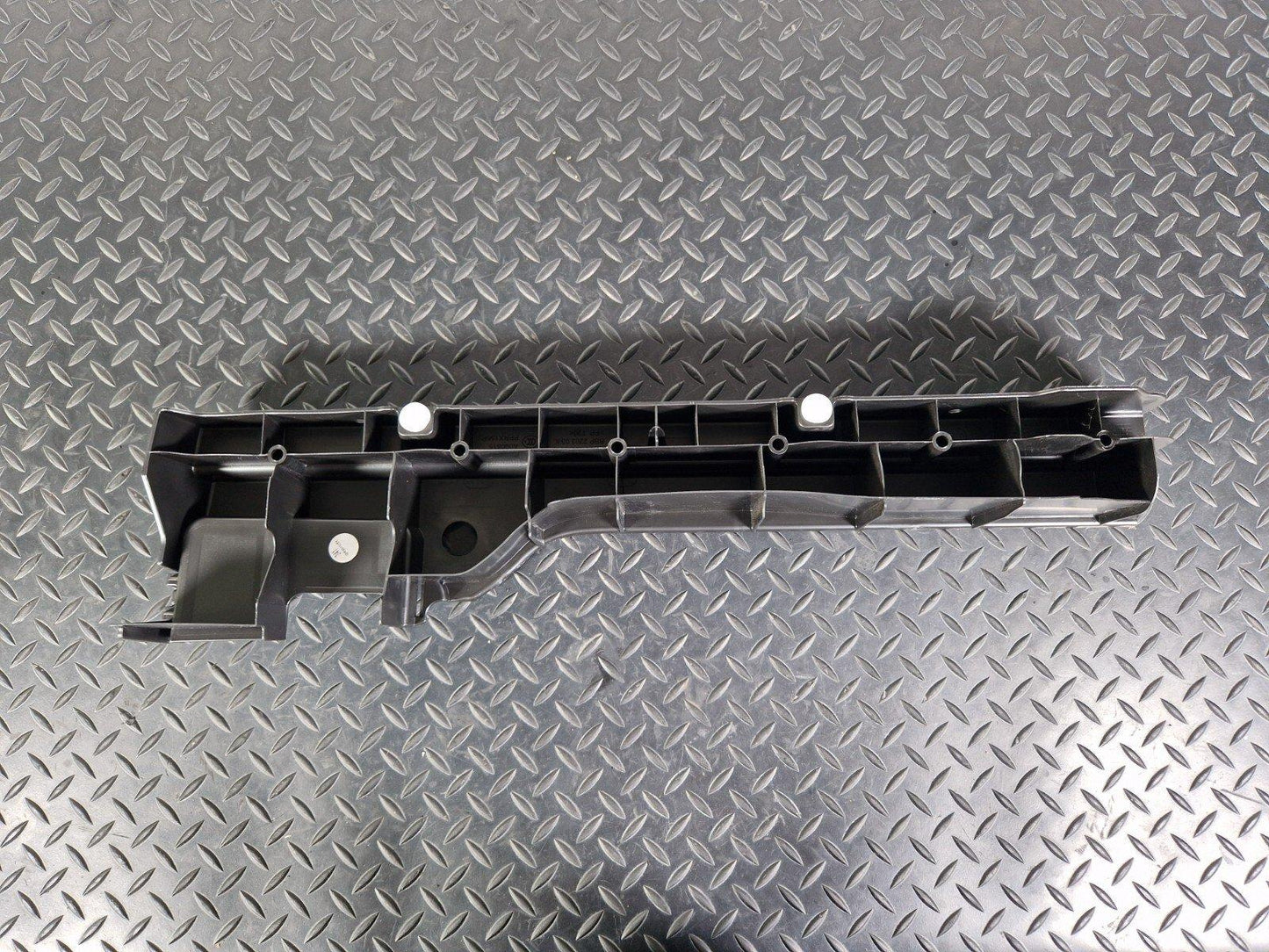 14-20 MERCEDES BENZ GLA 200 X156 LEFT QUATER PANEL TRIM BRACKET A1568901100