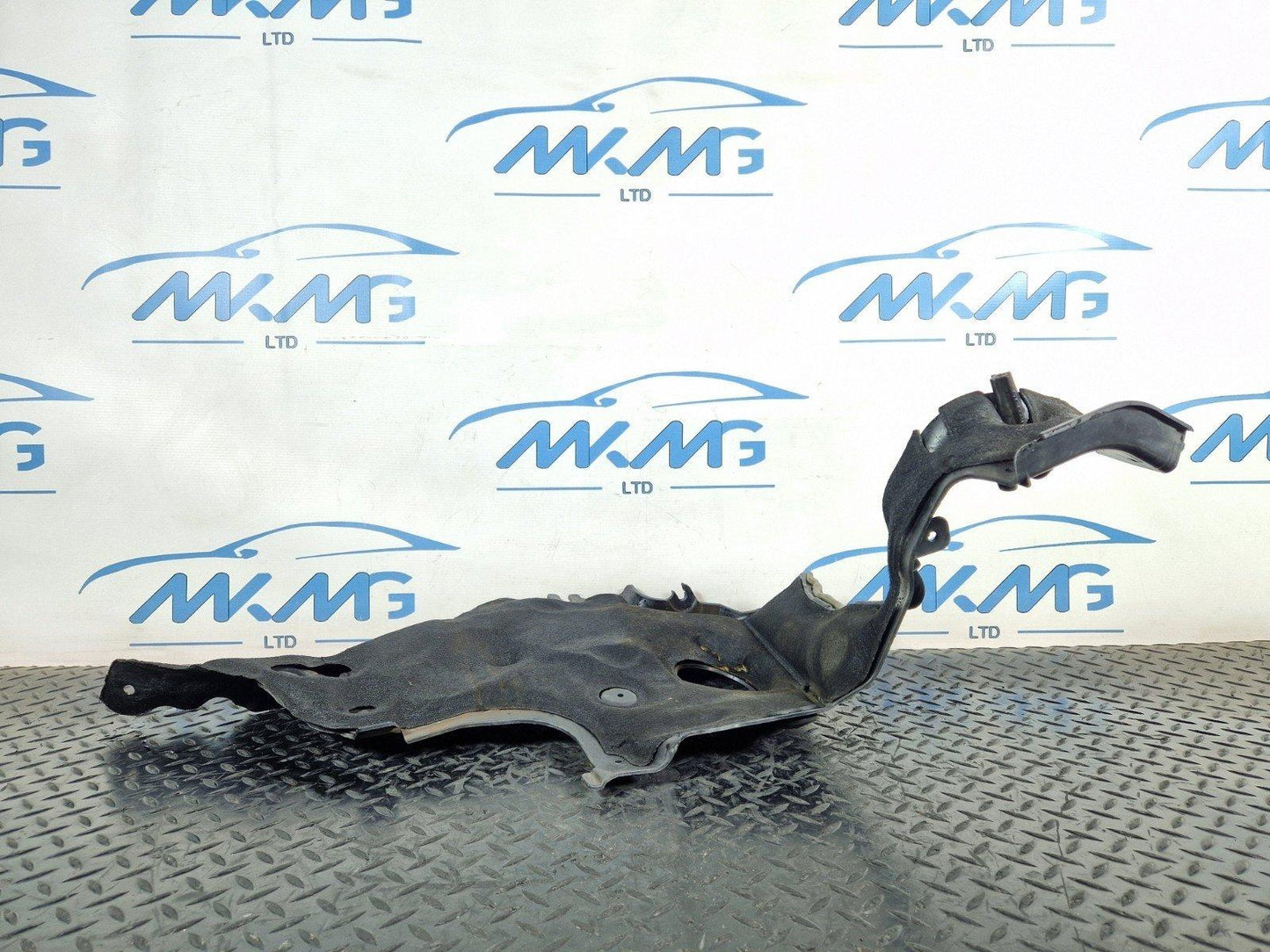 16-19 MERCEDES BENZ GLE W166 GENUINE BOTTOM RIGHT PARTITION BRACKET A1666201801