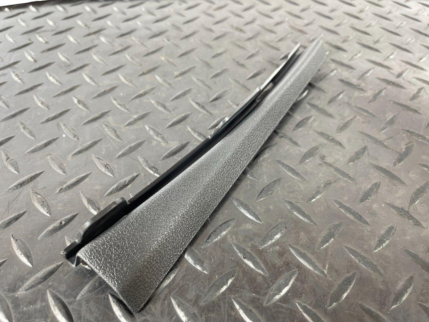 16-19 AUDI A4 B9 GENUINE RIGHT DRIVER SIDE A PILLAR BRACKET 8W0868204