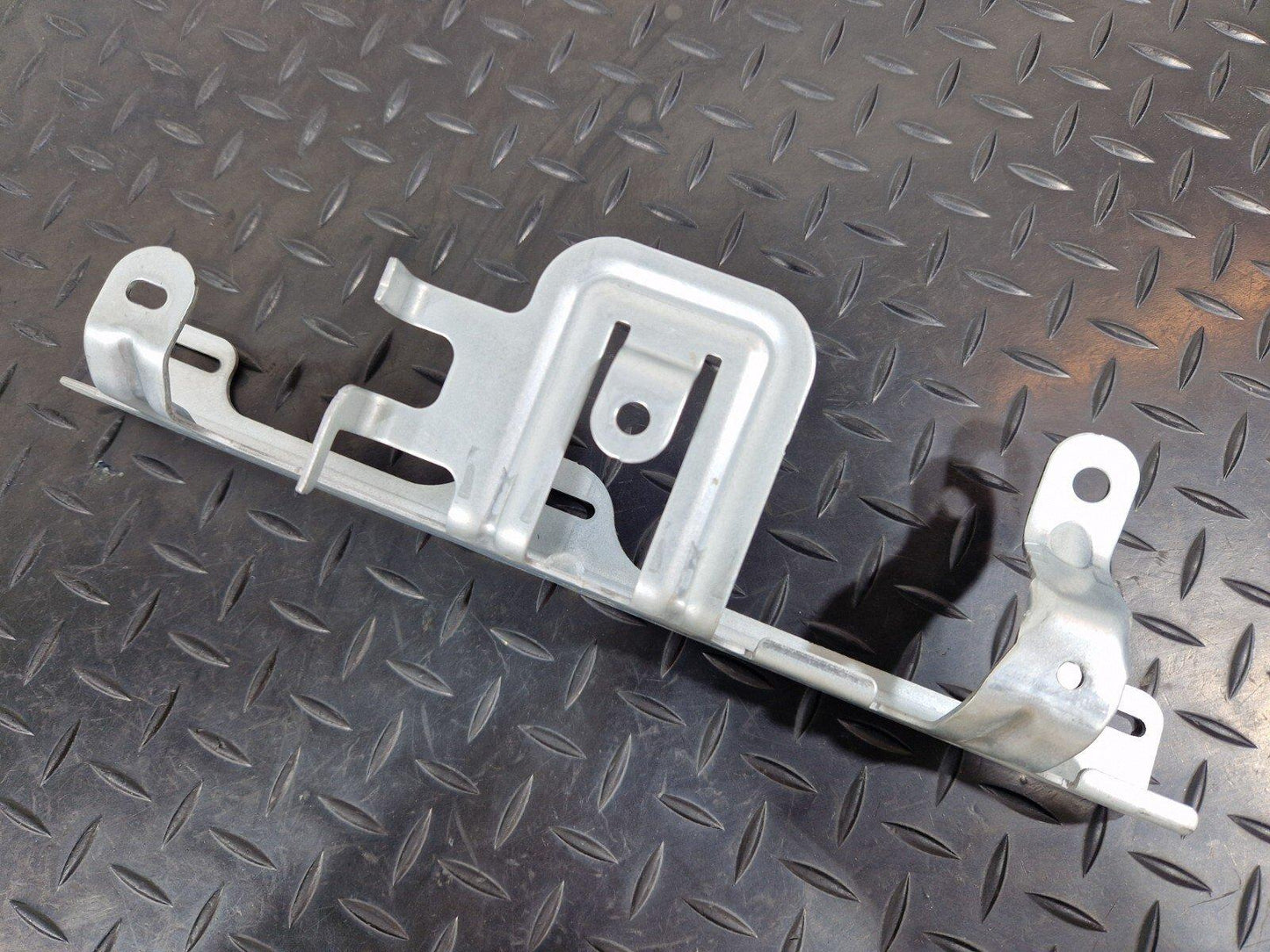 14-21 MERCEDES BENZ C220 W205 GENUINE RIGHT SIDE O/S BOOT BRACKET A2056914400
