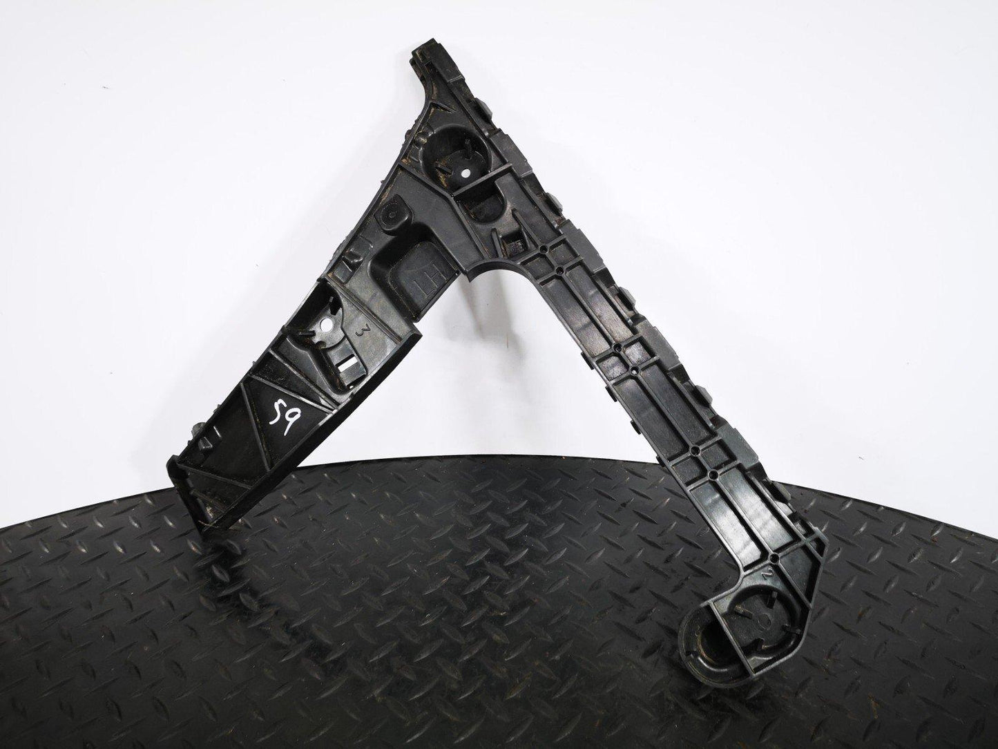 16-19 AUDI A4 B9 GENUINE V6 3.0TDI ESTATE REAR LEFT N/S BUMPER BRACKET 8W9807453