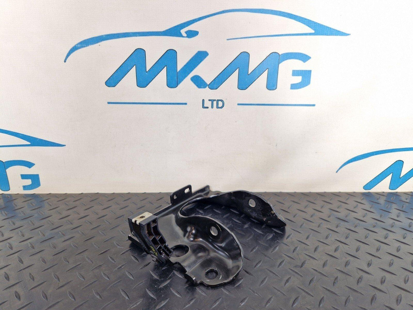 18-ON MERCEDES BENZ A CLASS W177 MAIN FLOOR LEFT SIDE N/S HOLDER BRACKET MOUNT