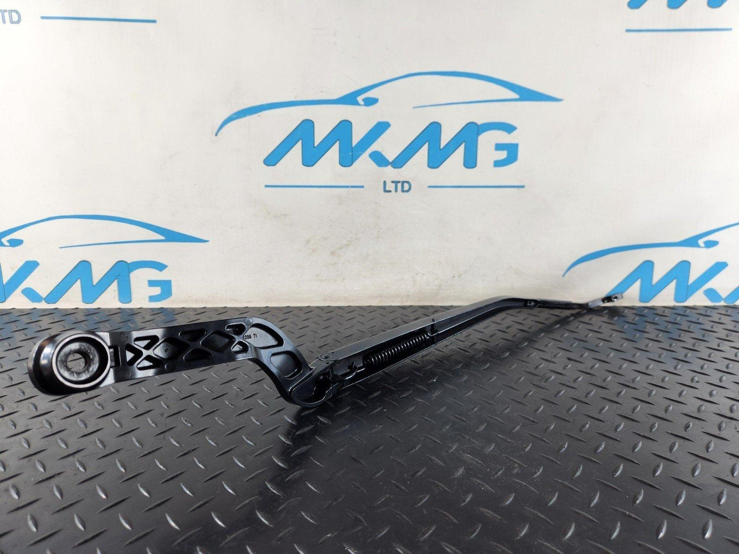 13-23 RANGE ROVER SPORT L494 FRONT RIGHT O/S DRIVER SIDE WIPER ARM