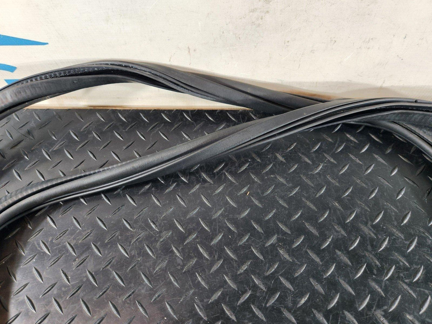 16-20 AUDI Q7 4M GENUINE REAR LEFT & RIGHT DOOR SEAL RUBBER STRIP 4M0833721C