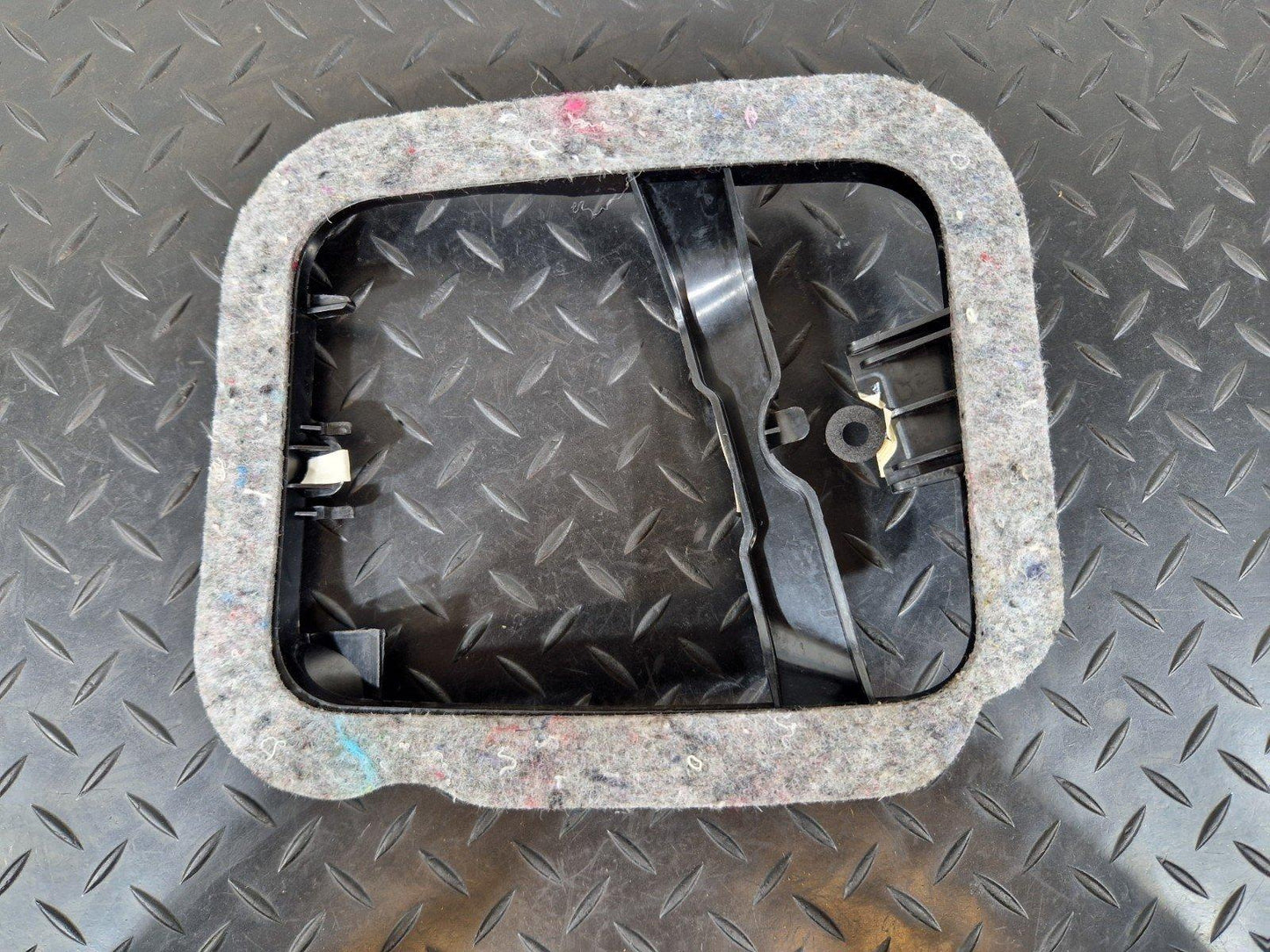 16-22 BMW X1 F48 GENUINE MIDDLE SECTION SEAT BELT BRACKET MOUNT 6442701
