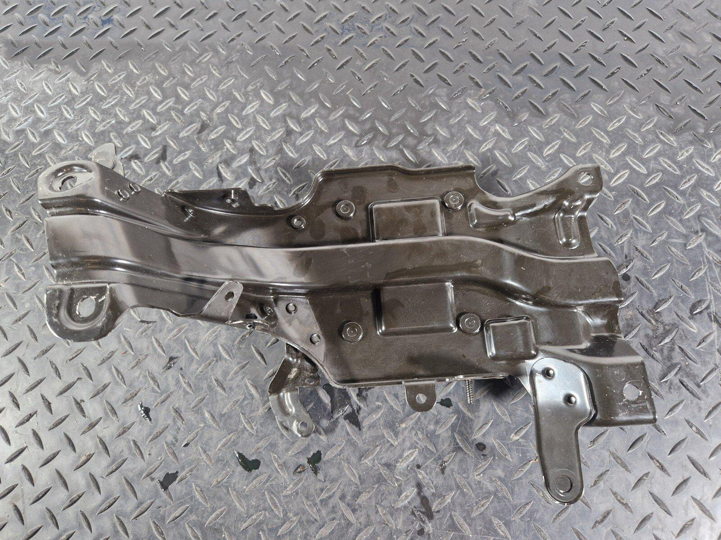 19-ON MERCEDES BENZ CLA C118 ENGINE BAY SUPPORT BRACKET A2475450700