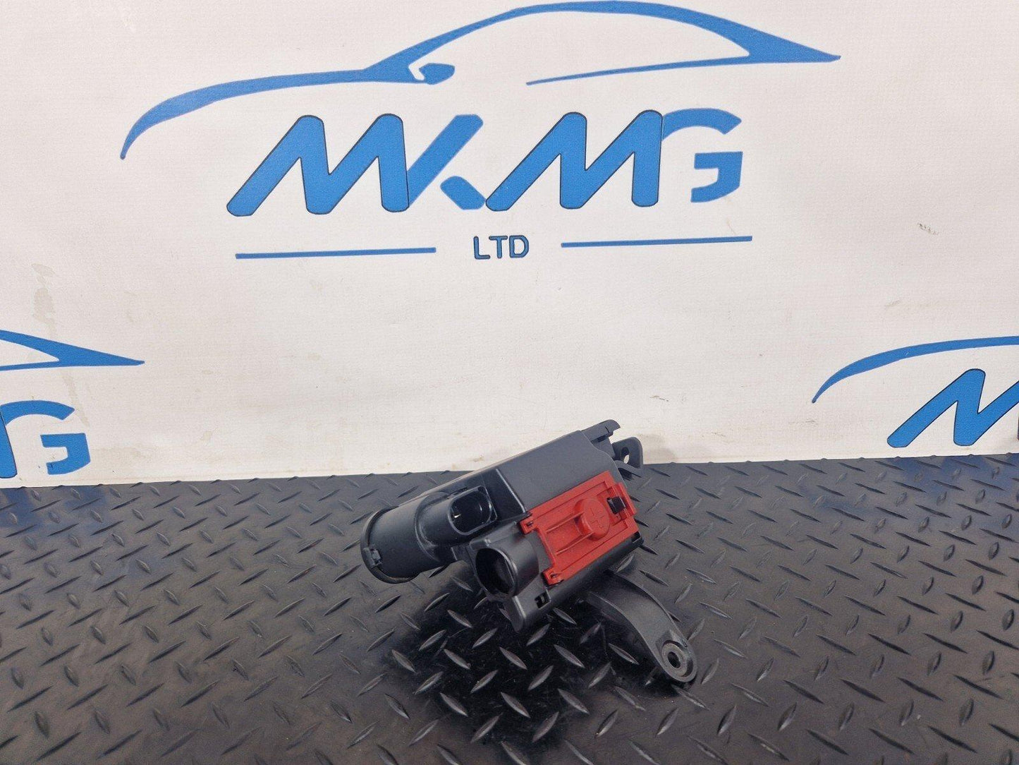 16-19 AUDI A4 B9 POSITIVE BATTERY POWER DISTRIBUTION BOX CONNECTOR 8W0941823