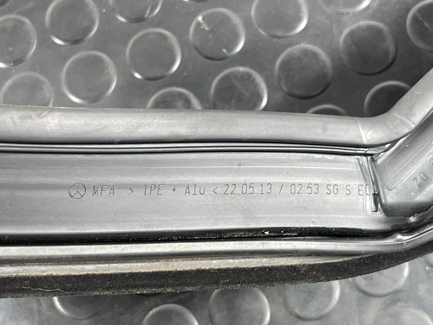12-18 MERCEDES A-CLASS W176 FRONT RIGHT DOOR WINDOW GUIDE RAIL A1767250125
