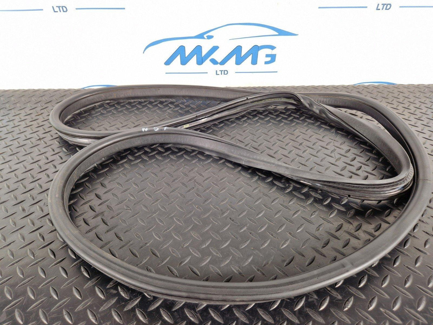14-19 LAND ROVER L550 DISCOVERY OEM N/S/F FRONT LEFT DOOR SEAL RUBBER FK7220708A