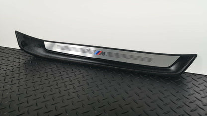 BMW X1 E84 GENUINE FRONT RIGHT DRIVER SIDE STEP KICK PLATE TRIM 2990844