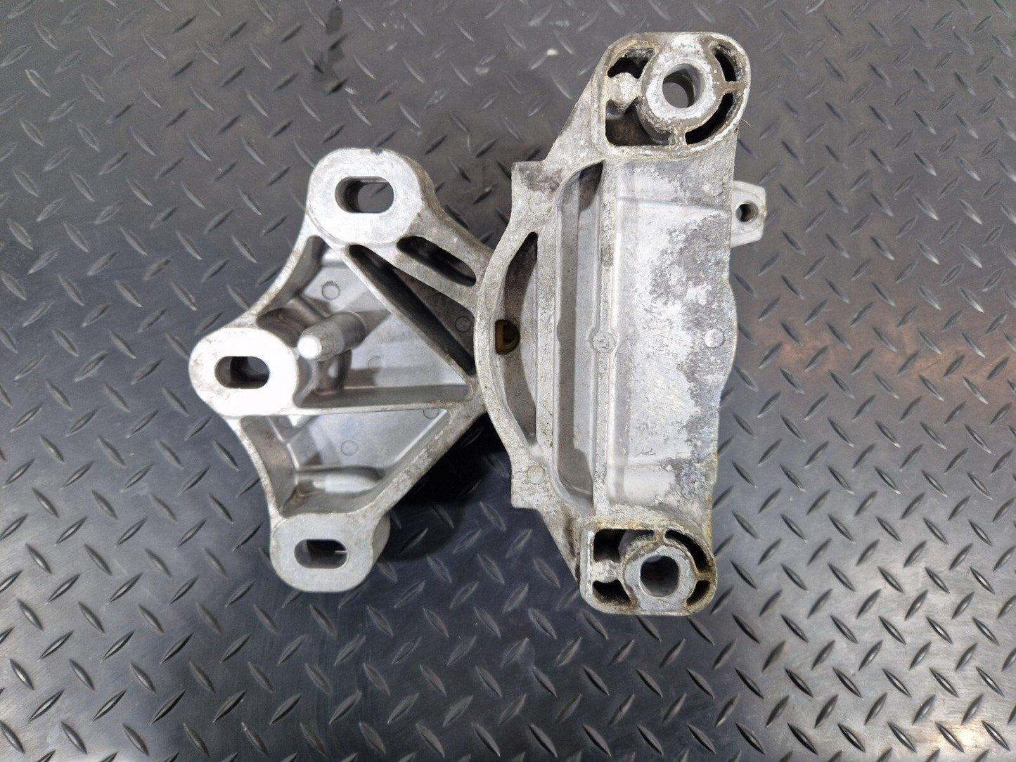 18 ON MERCEDES BENZ SPRINTER W907 W910 GEARBOX MOUNT LEFT SIDE A9102410300