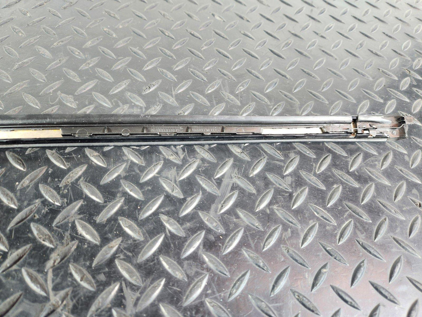 11-19 MERCEDES BENZ ML W166 GENUINE RIGHT O/S FRONT WINDSHIELD TRIM A1666901280