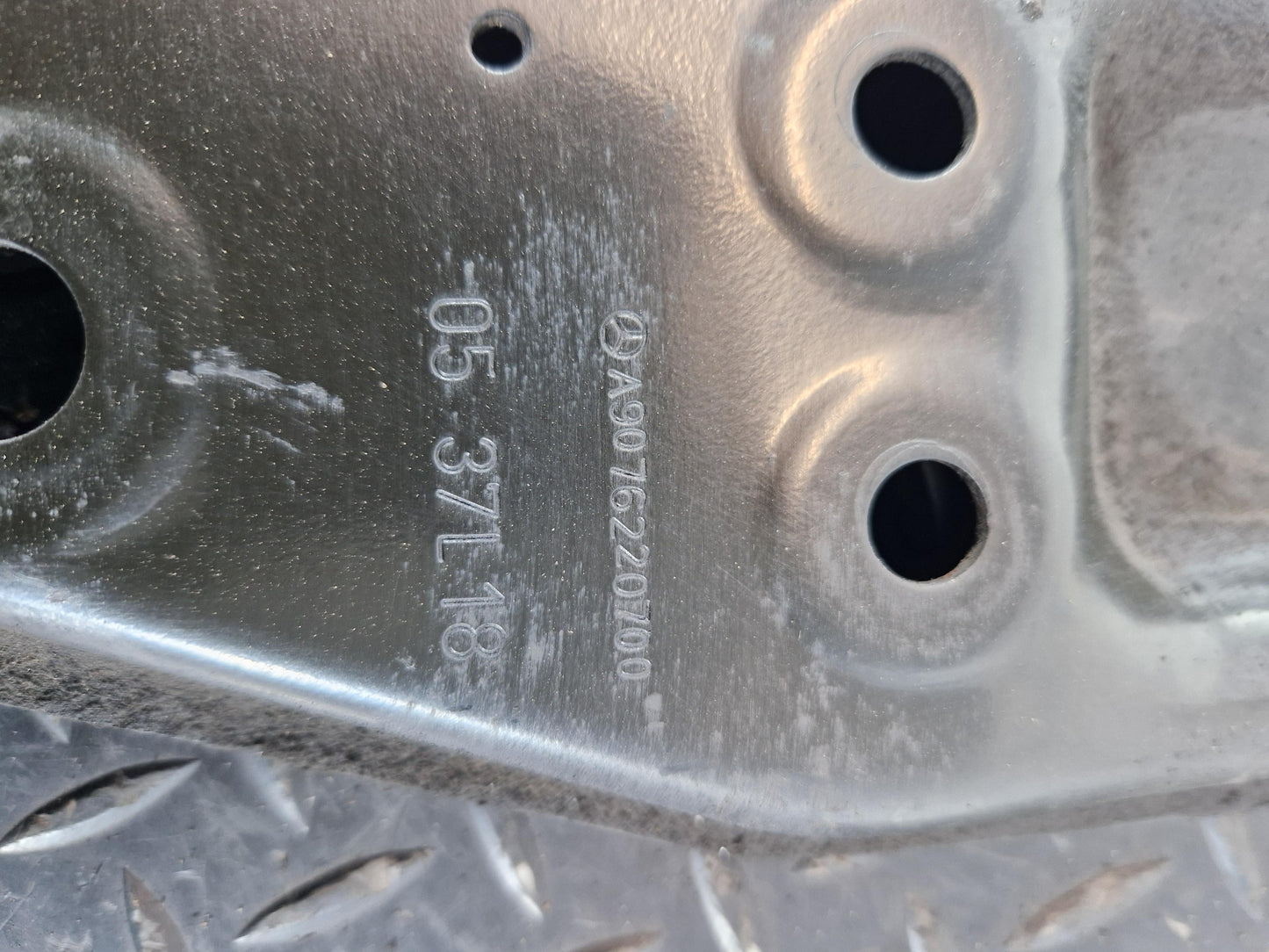 18-ON MERCEDES BENZ SPRINTER W907 FRONT BRACKET LEFT LOWER MOUNT A9076220700
