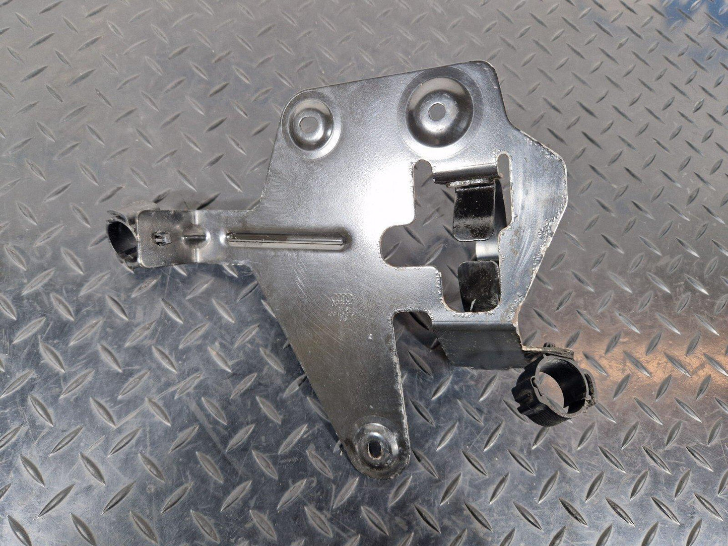 12-18 AUDI A6 C7 PASSENGER LEFT FRONT COOLANT PUMP BRACKET MOUNT 4G0145879N