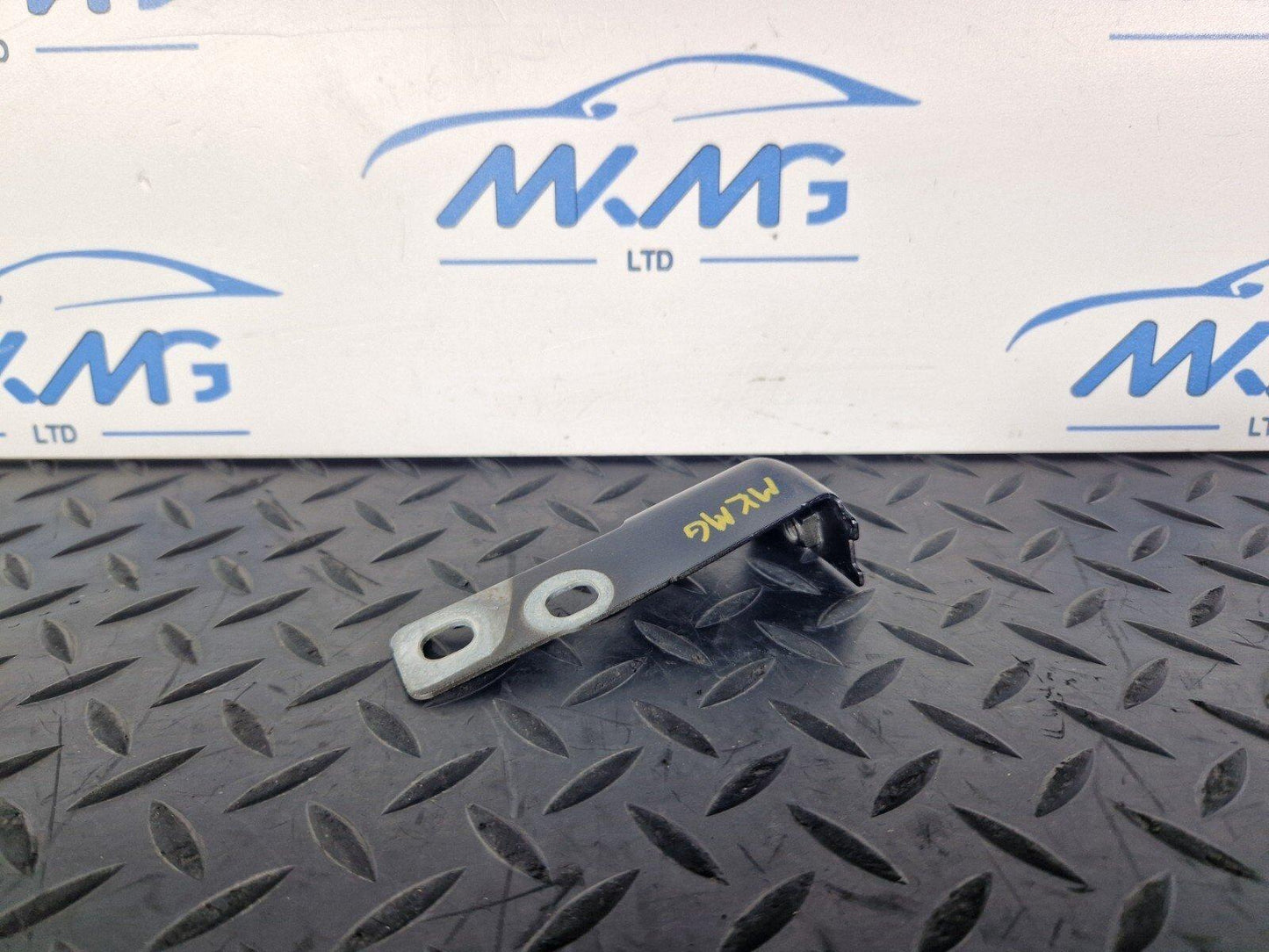 16-19 AUDI A4 B9 GENUINE OEM FRONT RIGHT DRIVER SIDE WING BRACKET 8W0821434B
