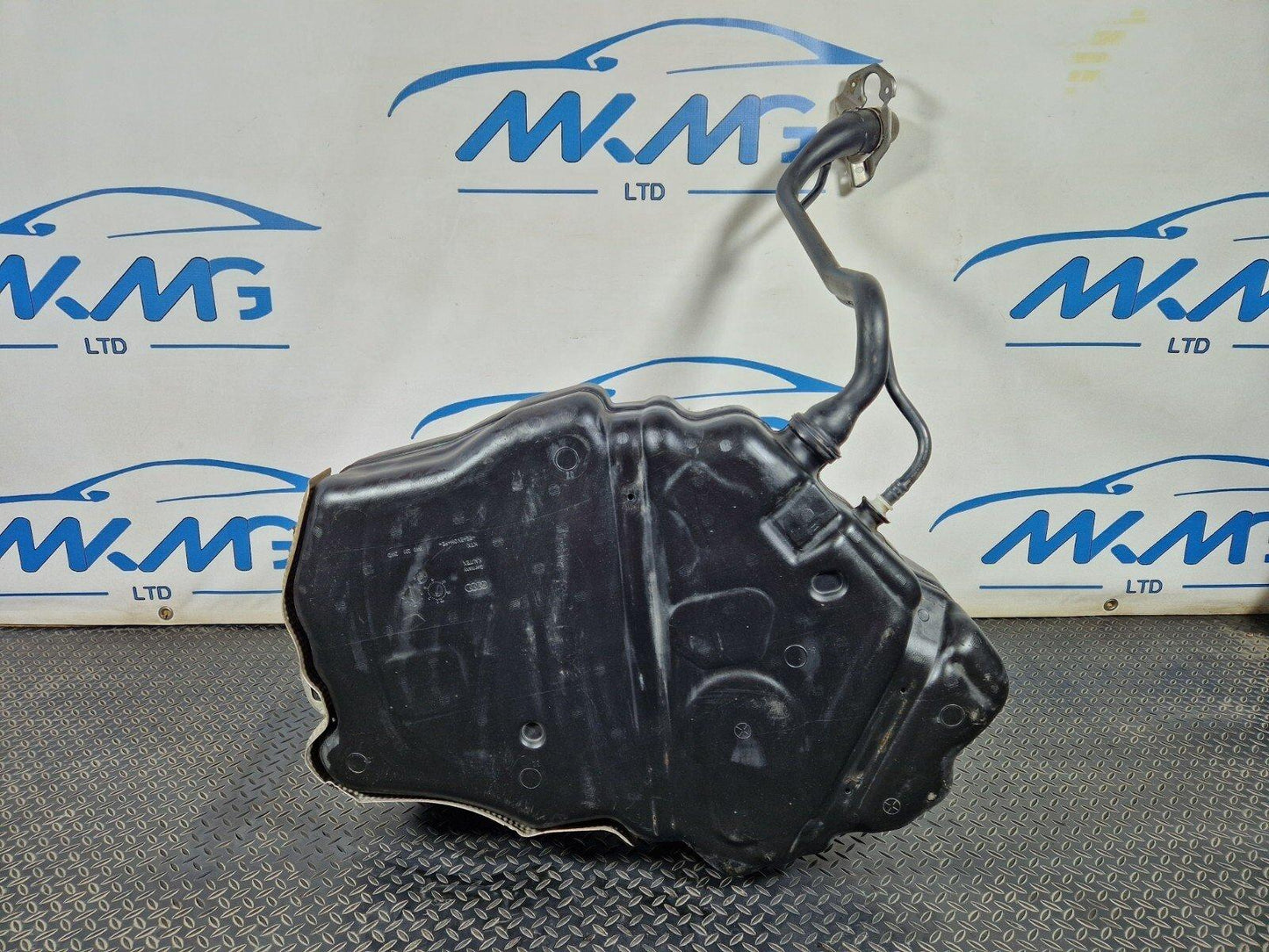 16-19 AUDI A4 B9 GENUINE DIESEL ENGINE FUEL TANK WITH PUMP  8W0201021BP
