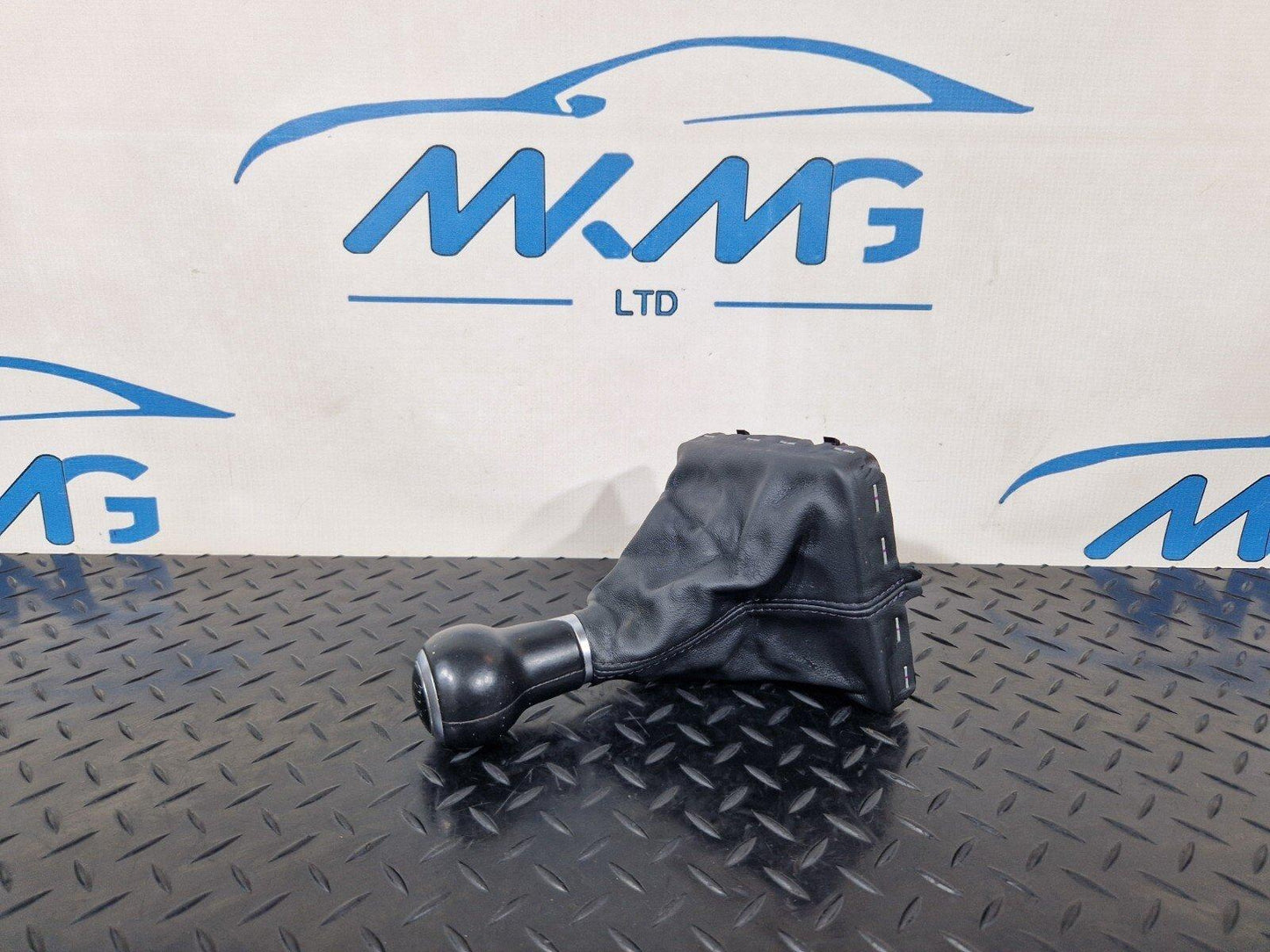 16-19 AUDI A4 B9 6 SPEED MANUAL LEATHER GEAR KNOB AND GAITER TRIM 8W0863278A
