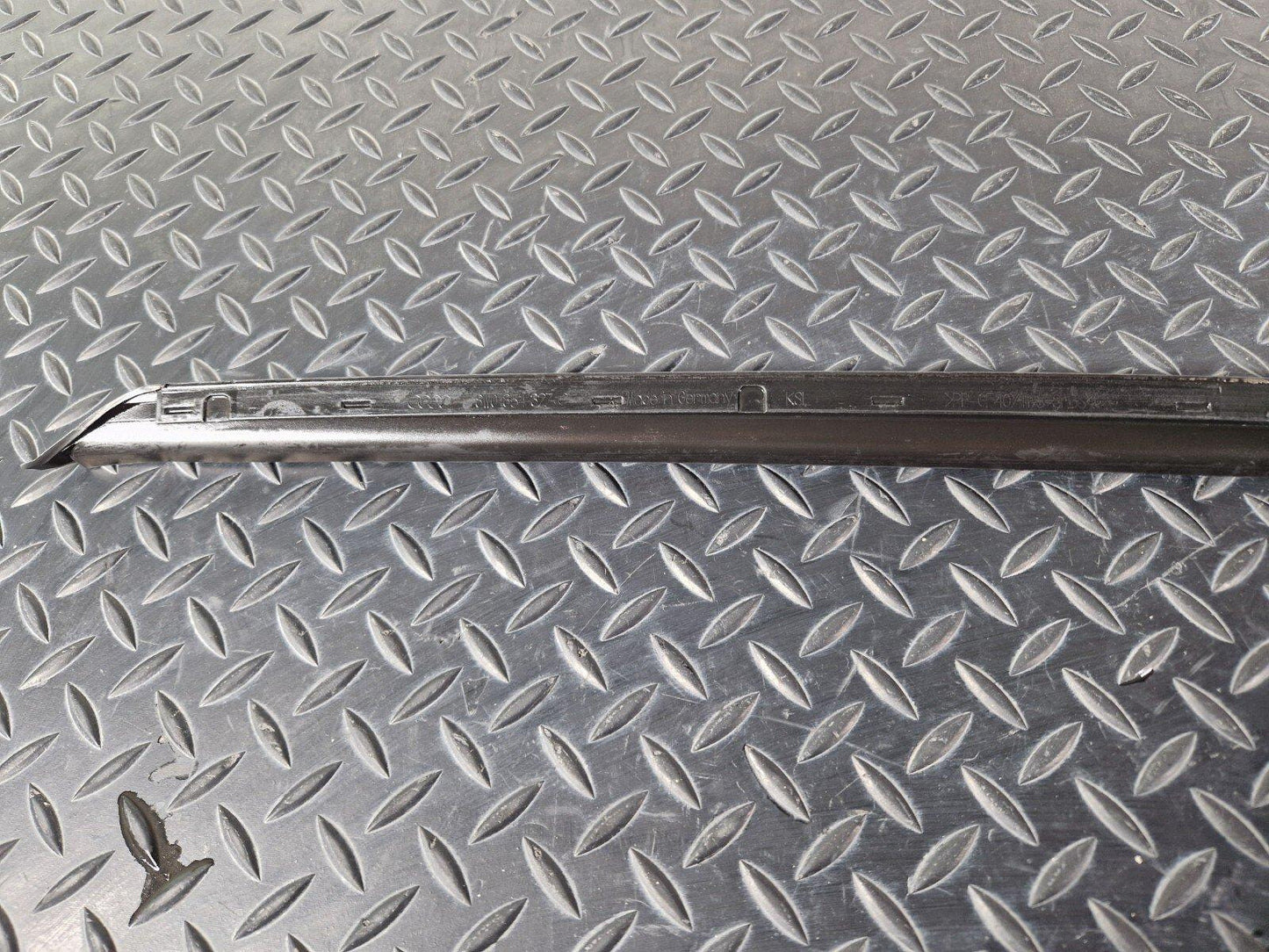 16-19 AUDI A4 B9  FRONT LEFT WINDSCREEN WEATHERSTRIP MOULDING STRIP 8W0854327C