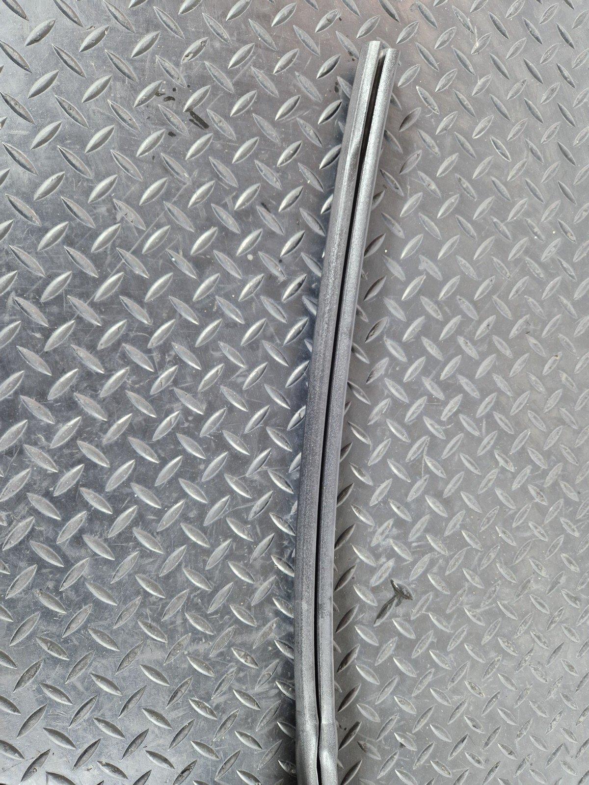 12-17 AUDI S5 CONVERTIBLE REAR RIGHT INNER WINDOW RUBBER SEAL 8F0839480E
