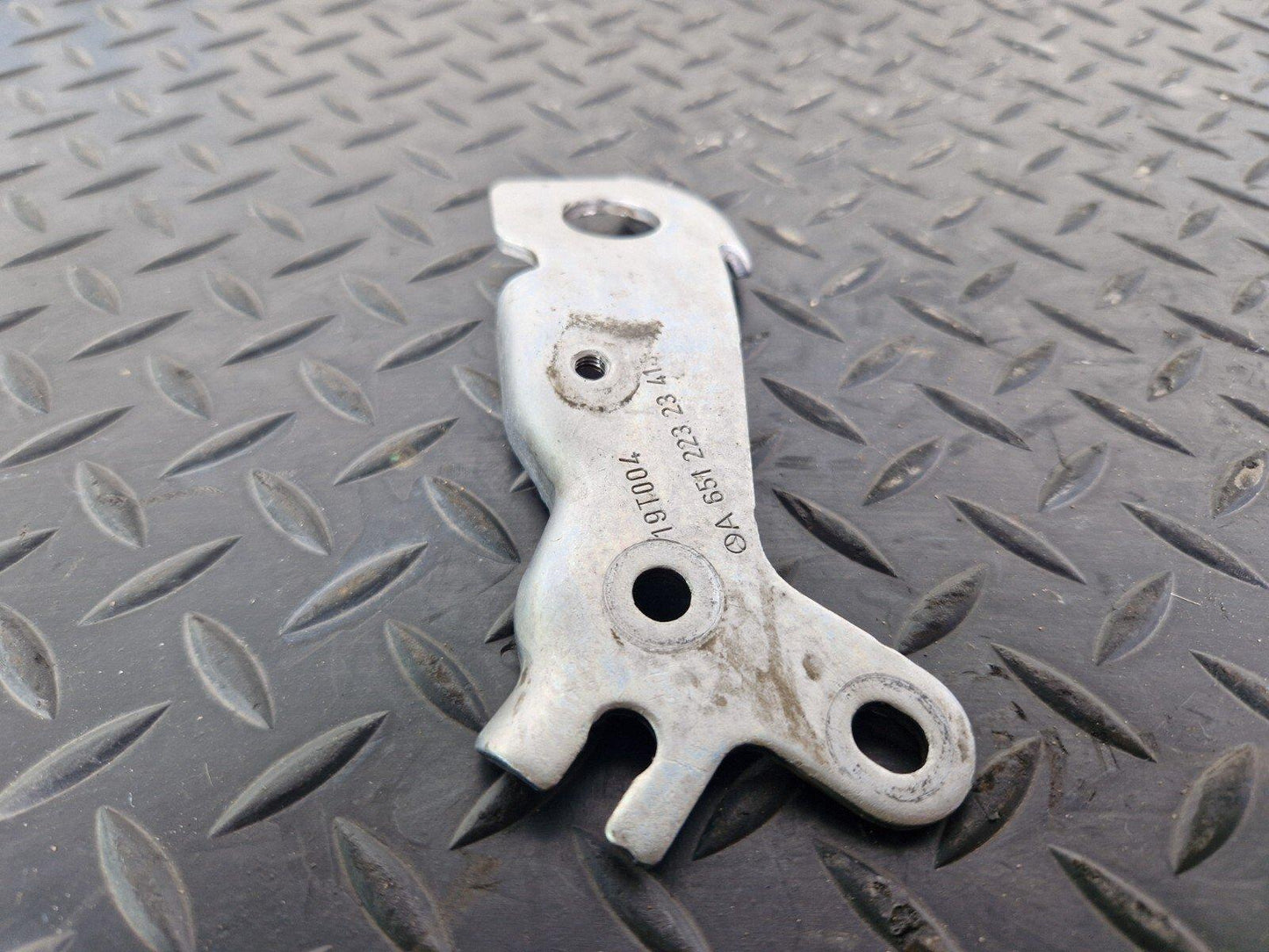 18-ON MERCEDES BENZ SPRINTER W907 OEM ENGINE REAR LEFT LIFTING LUG A6512232341