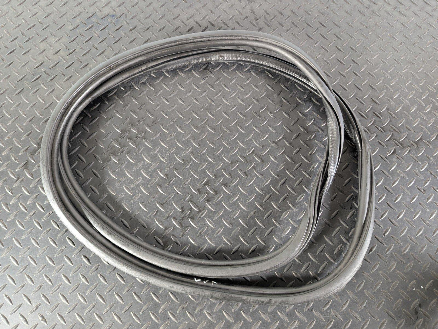 12-18 AUDI A6 C7 GENUINE REAR RIGHT OSR DOOR RUBBER / SEAL