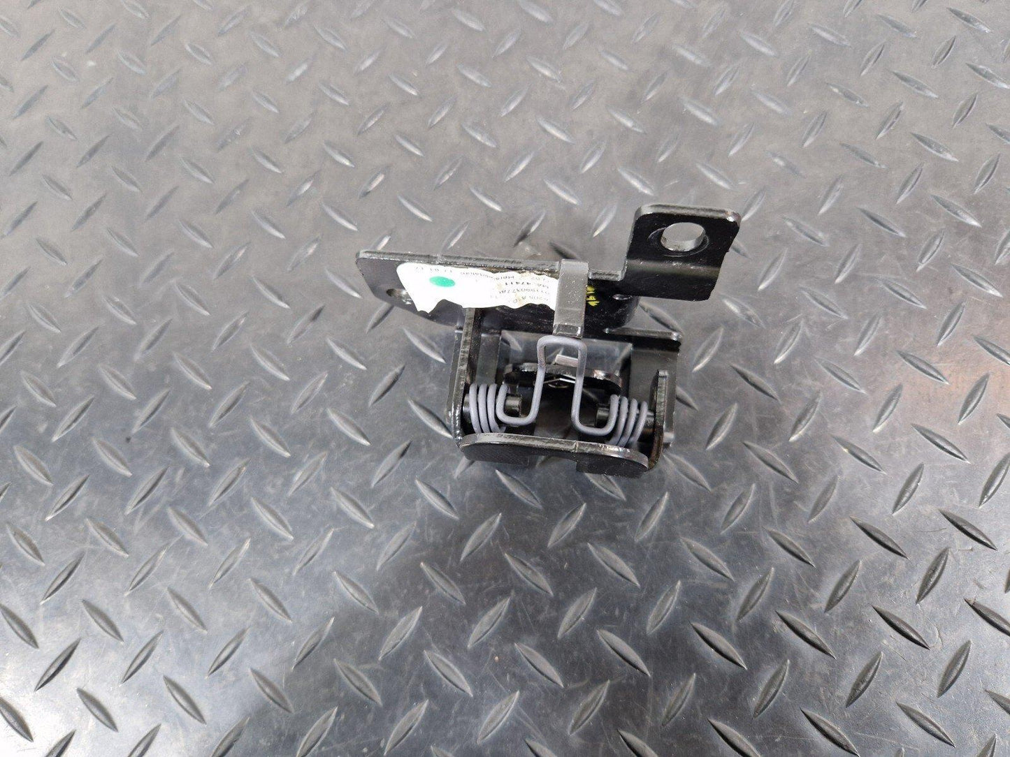 14-21 MERCEDES BENZ C220 W205 REAR PARCEL SHELF RIGHT O/S MOUNTING PLATE BRACKET