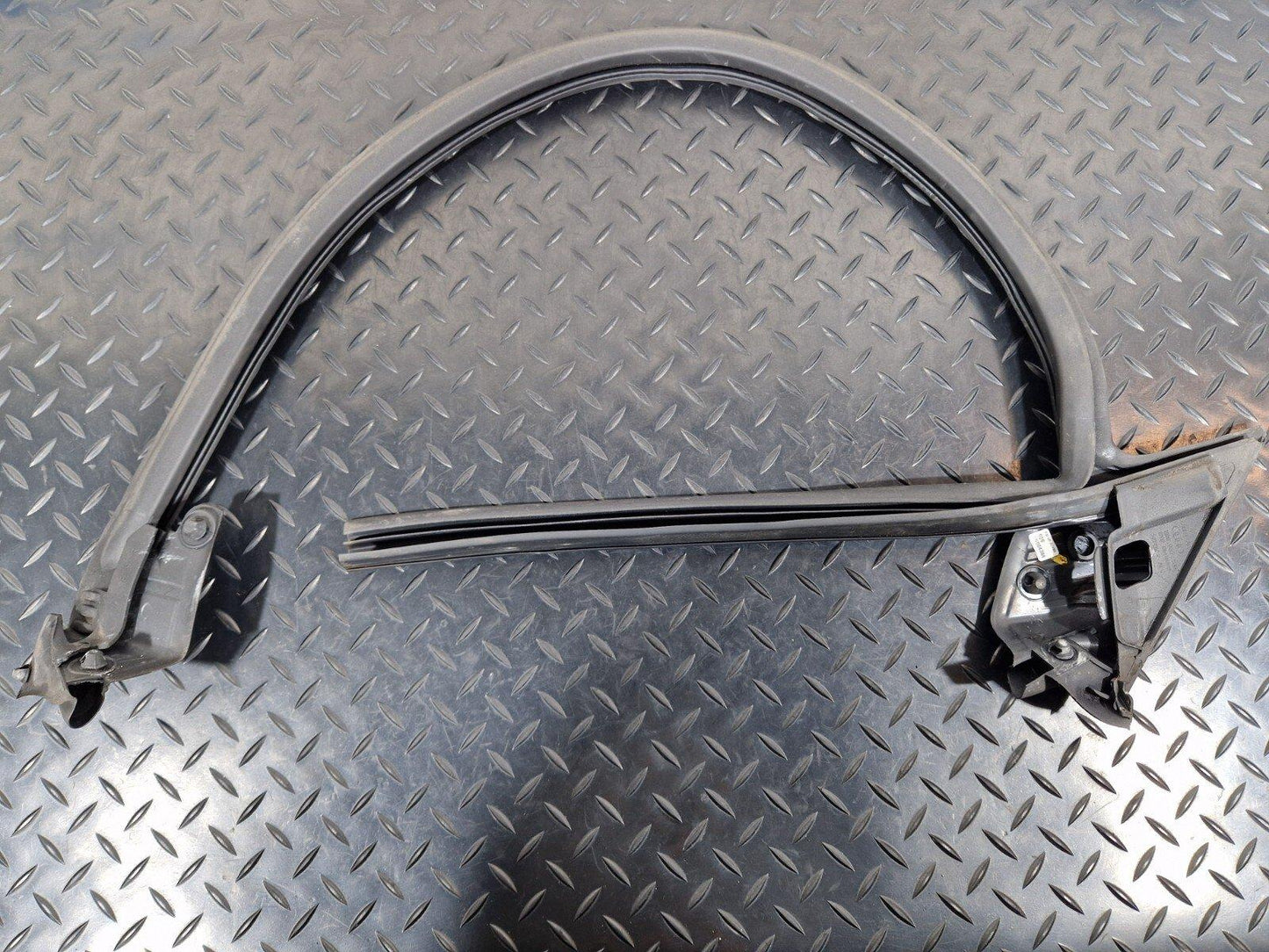 16-23 AUDI A5 F5 SPORTBACK FRONT RIGHT DOOR WINDOW APERTURE INNER SEAL 8W8837480