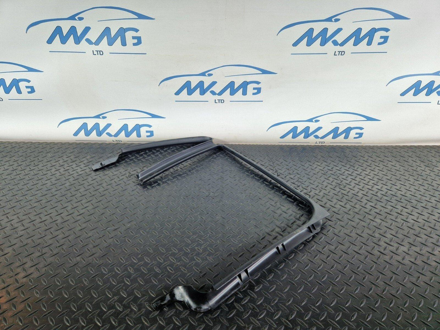 16-22 BMW X1 F48 GENUINE OEM COVER WINDOW FRAME DOOR REAR RIGHT O/S 7349672