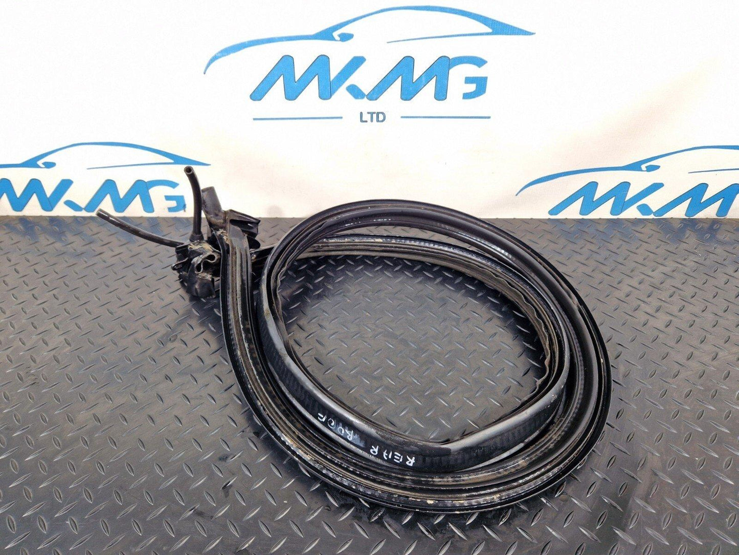 12-17 AUDI S5 CONVERTIBLE REAR ROOF RUBBER SEAL 8F0825397